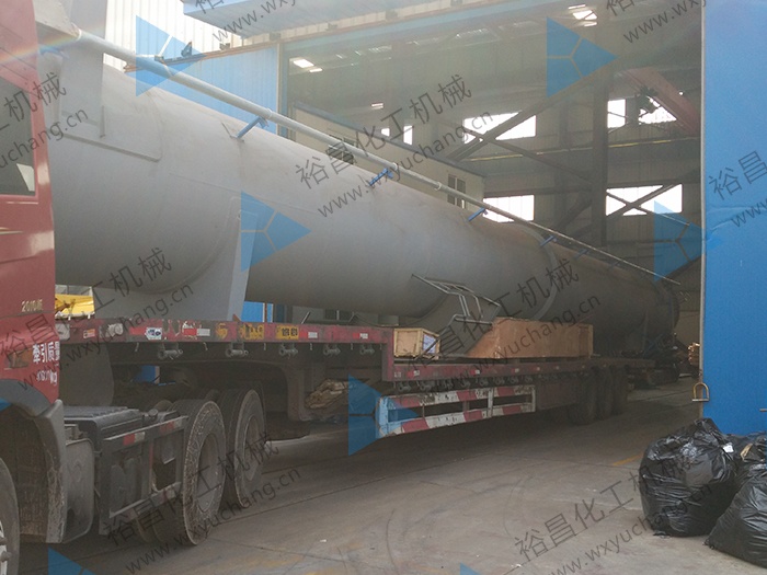 火炬筒体装车现场